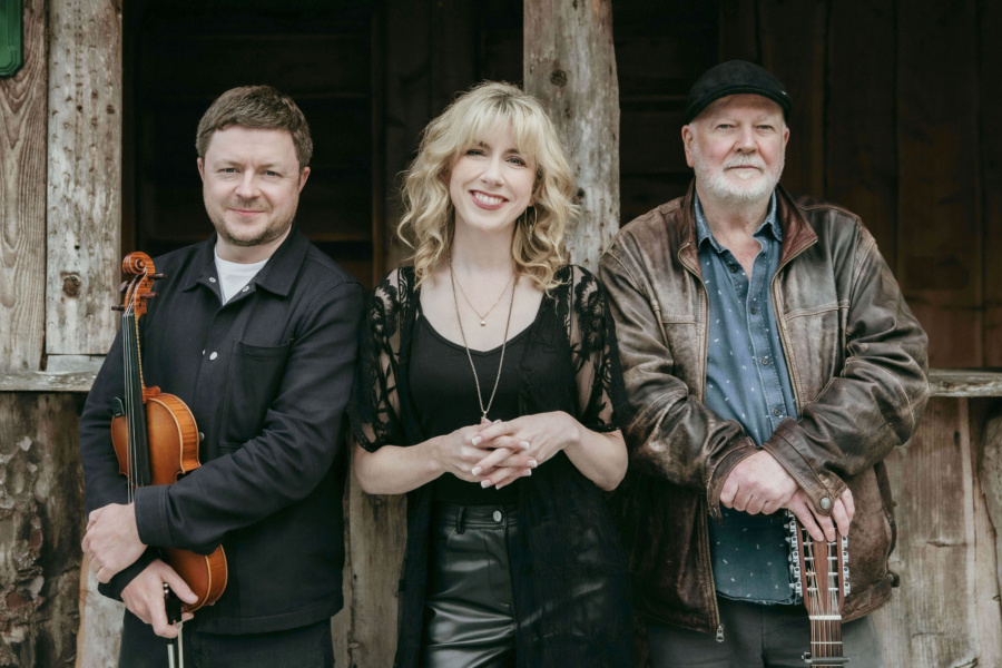 Muireann Nic Amhaoibh Trio