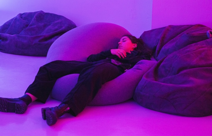 <p>Ciara Barker, <i>libraries of rest </i>at transmediale studio in Berlin. Photo by Katie O'Neill.</p>